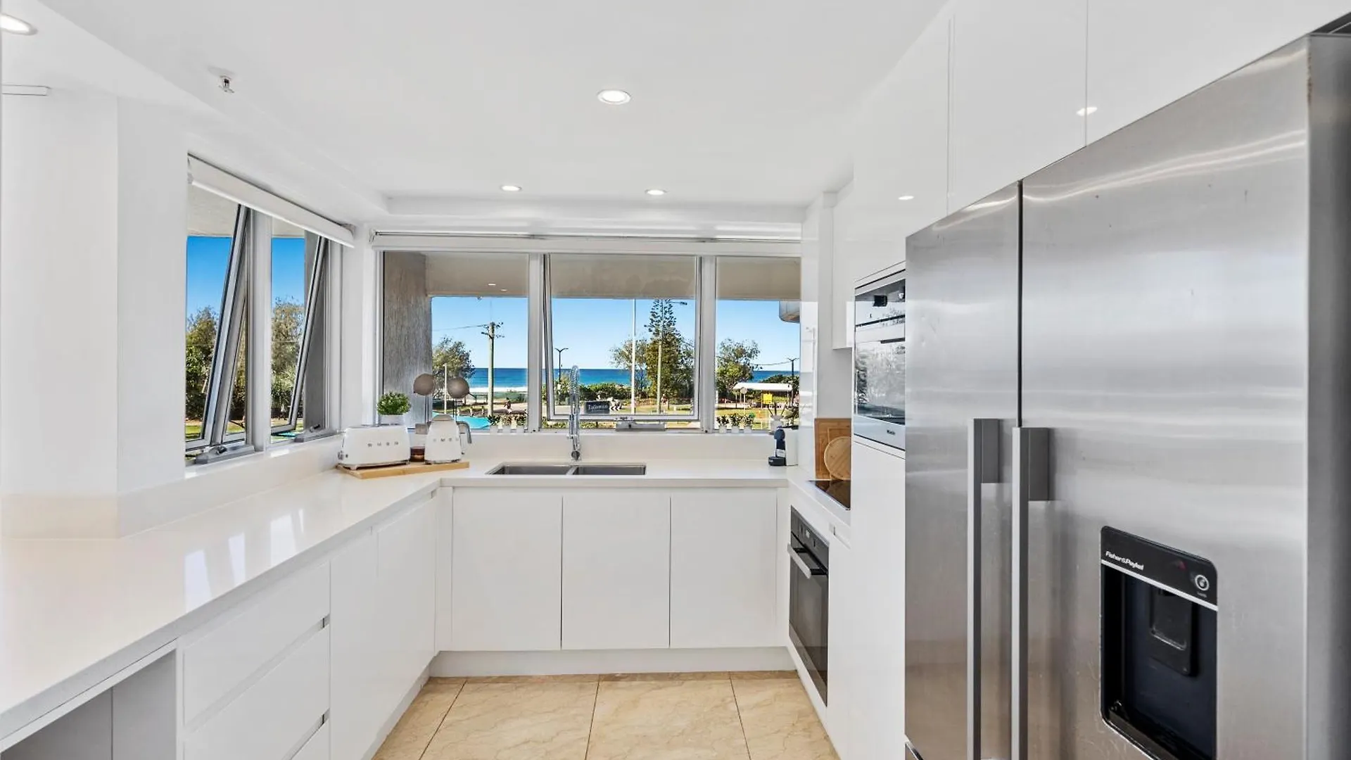 Sun-Kissed Escape - Broadbeach Gem Gold Coast 0*,  Avustralya